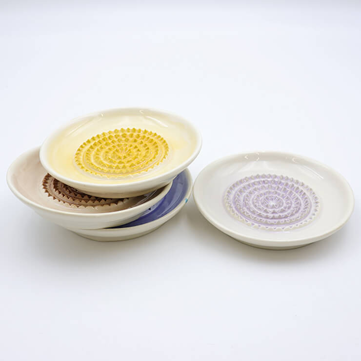 Round garlic grater plate - Light brown