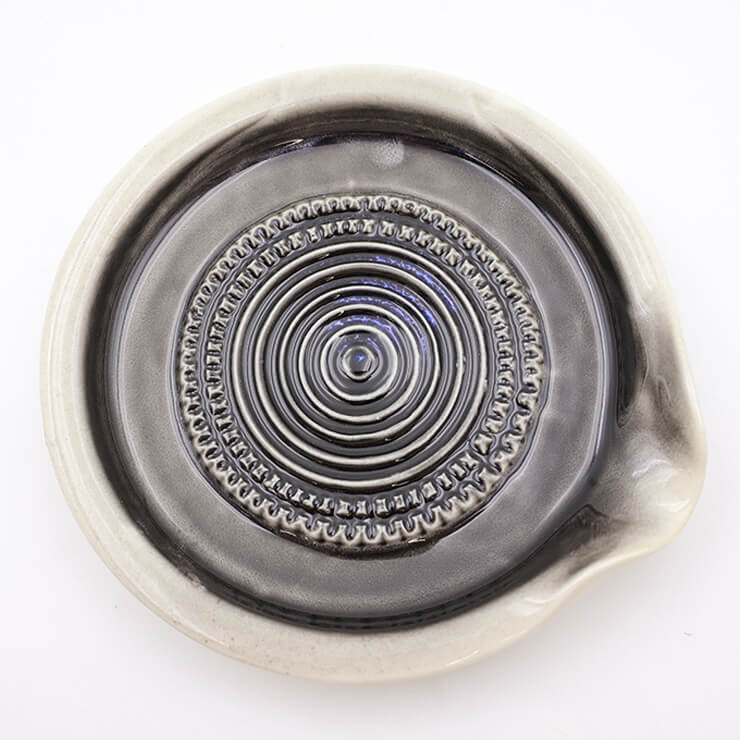 Garlic grater plate with spout - Black